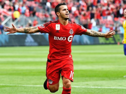 Cựu tiền đạo Juventus lập siêu phẩm sau khi rê bóng qua 4 cầu thủ