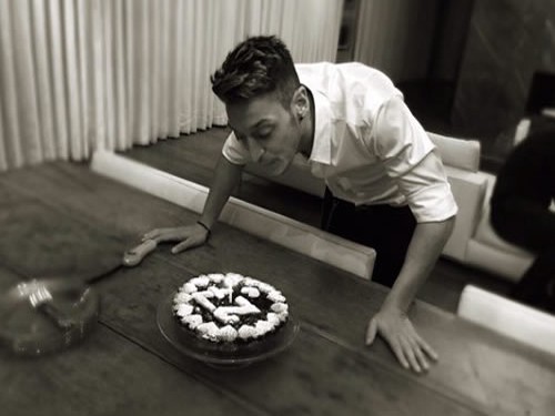 Mesut Ozil hí hửng khoe bánh sinh nhật