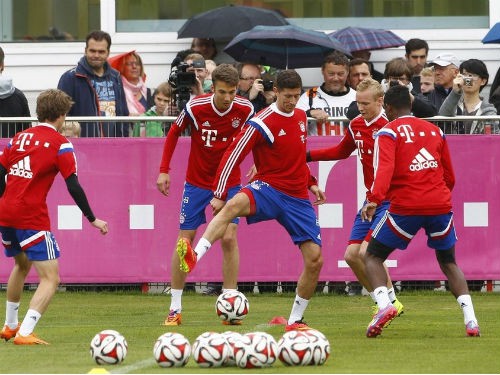 Các cầu thủ Bayern Munich với bài tập chóng mặt trước giờ đụng Arsenal