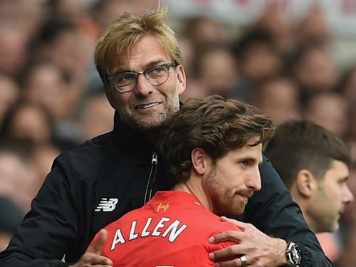 Joe Allen nhìn Jurgen Klopp bằng ánh mắt hình ‘viên đạn’