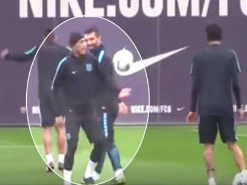 Neymar trổ tài lên bóng trên sân tập khiến đồng đội bó tay