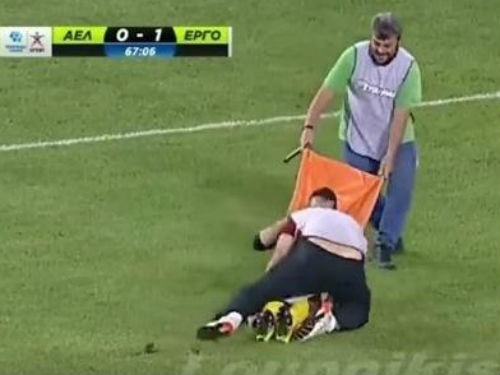 Họa vô đơn chí, cầu thủ vừa bị phạm lỗi vừa bị nhân viên y tế ‘tra tấn’