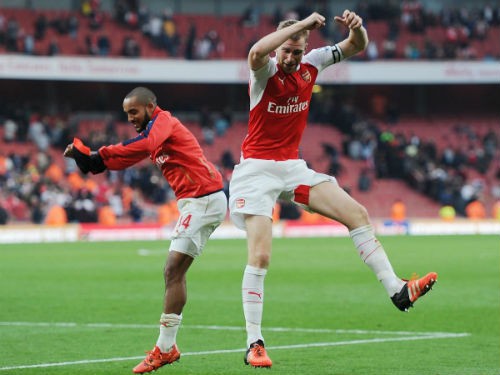 Niềm vui của Mertesacker và Theo Walcott sau trận thắng đầu tiên