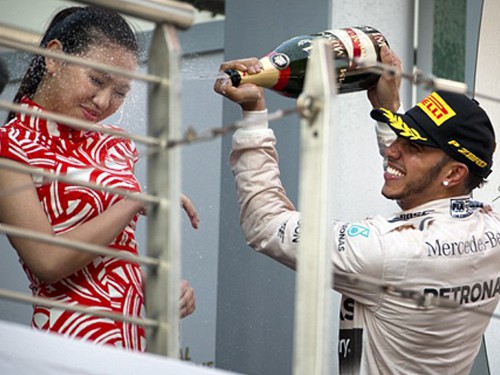 Tay đua Lewis Hamilton: Gã nổi loạn sống gấp