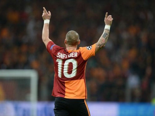Một mình Sneijder khiến cả khán đài SVĐ Turk Telekom như thể muốn nổ tung