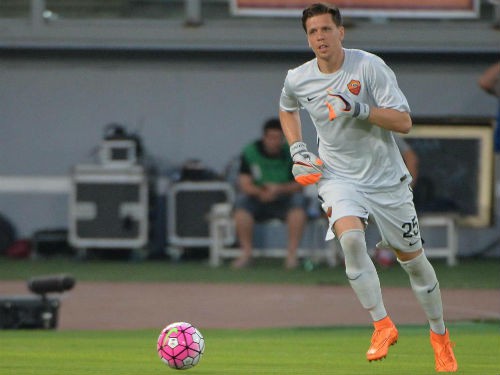 Khổ vì cái tên, Szczesny cũng đánh vần sai tên mình