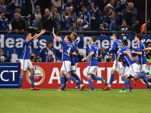 Schalke 04 2-2 Sparta Prague: Chia điểm trên sân nhà, đế chế xanh vẫn giữ ngôi đầu
