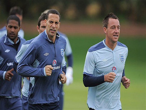 Tạm gạt hiềm khích, Rio Ferdinand sát cánh cùng Terry dưới quyền Sir Alex