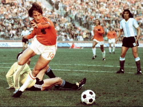 Xem lại 10 khoảnh khắc thiên tài của ‘thánh’ Johan Cruyff