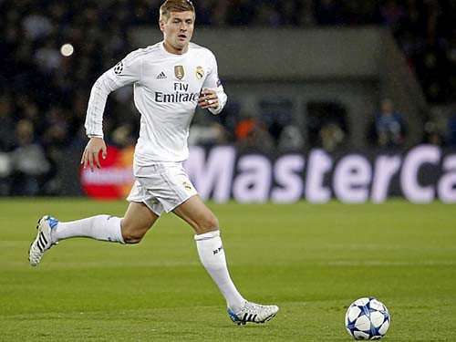 Đẩy Kroos lên, “Kền kền” đáng gờm hơn