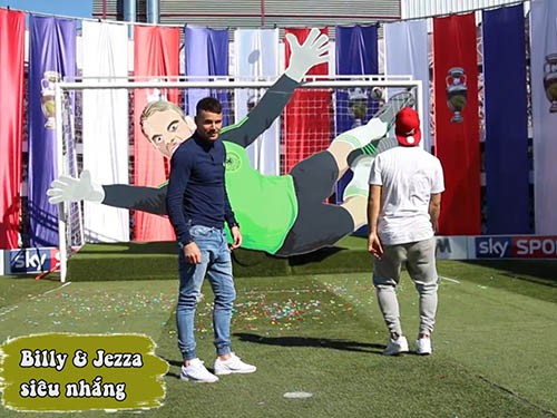 Hai anh chàng Vloger Billy và Jezza ghi bàn liên tiếp vào lưới Manuel Neuer