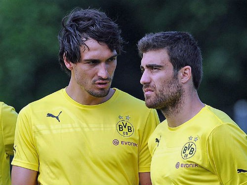 Mats Hummels ngượng chín mặt vì bị đồng đội xâu kim