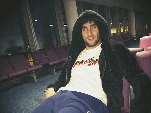 Fellaini lại bị tố cáo gạ tình fan nữ
