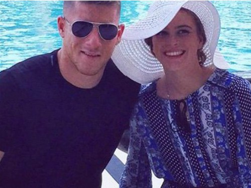 Bạn gái Barkley là bản sao của vợ Rooney