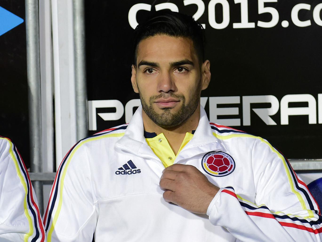 Falcao nên trợ giúp người quét dọn!