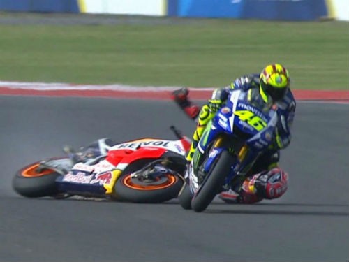 Pha đua ‘bẩn’ của Valentino Rossi như trong game Road Rash