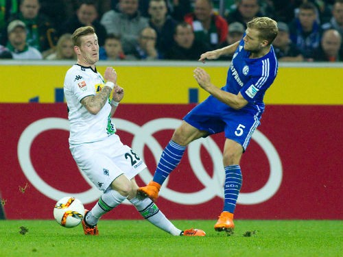 Xuất hiện trên sân 6 phút, cầu thủ Gladbach đã phải nhập viện khẩn cấp