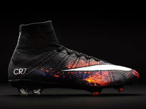 CR7 bước ra từ làn khói bụi khoe giày mới