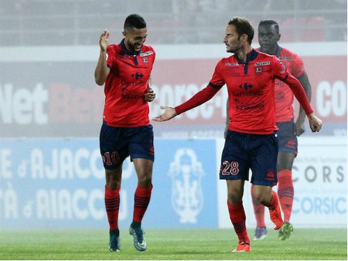 Cú bắt vô lê siêu ngẫu hứng đẹp nhất vòng 11 Ligue 1