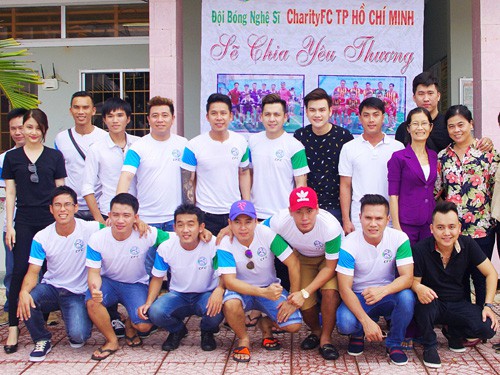 Đội Bóng đá Nghệ sĩ Charity FC TP HCM: Thăm và tặng quà Trung tâm Bảo trợ xã hội Vĩnh Long