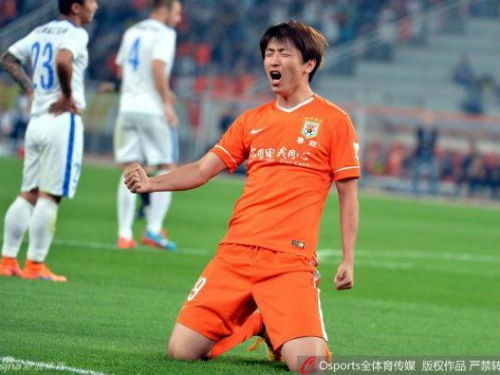 Cầu thủ Trung Quốc tái hiện bàn thắng siêu rùa của Macheda