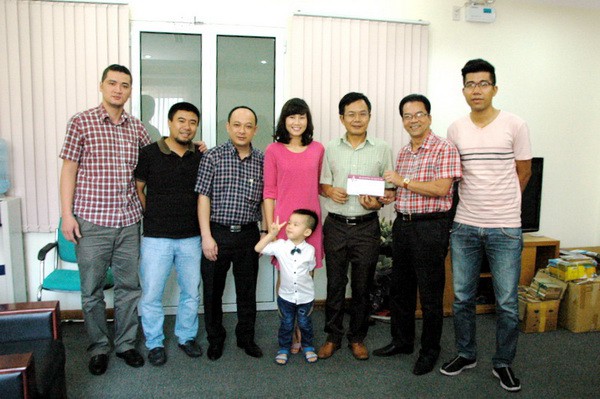 FC Ngôi Sao tặng quà cho Quỹ Trò nghèo vùng cao