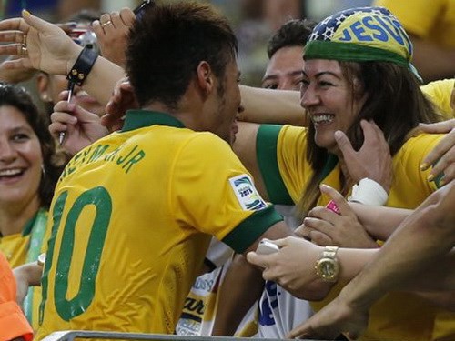 Mẹ Neymar cũng hầu tòa
