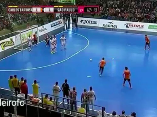 Pha dàn xếp đá phạt kinh điển trên sân futsal