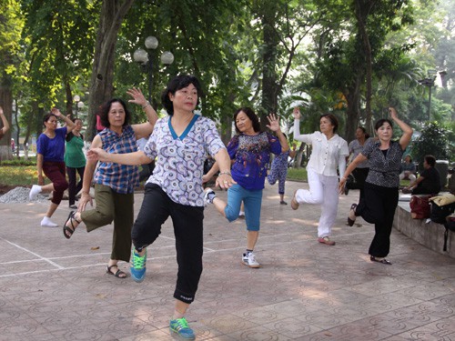 83 tuổi vẫn đá ngựa, lắc hông, tạo sóng