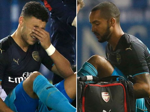 Arsenal nhận hung tin về Walcott, Chamberlain