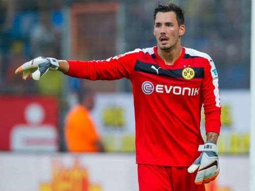 Cái giá mà thủ thành Dortmund phải trả khi học đòi Neuer