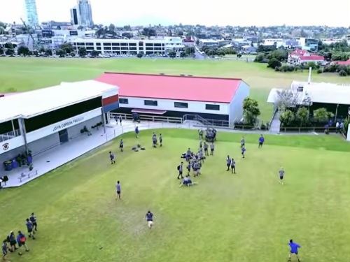 Cậu học sinh sút bóng bắn hạ flycam ở độ cao khoảng 30 mét