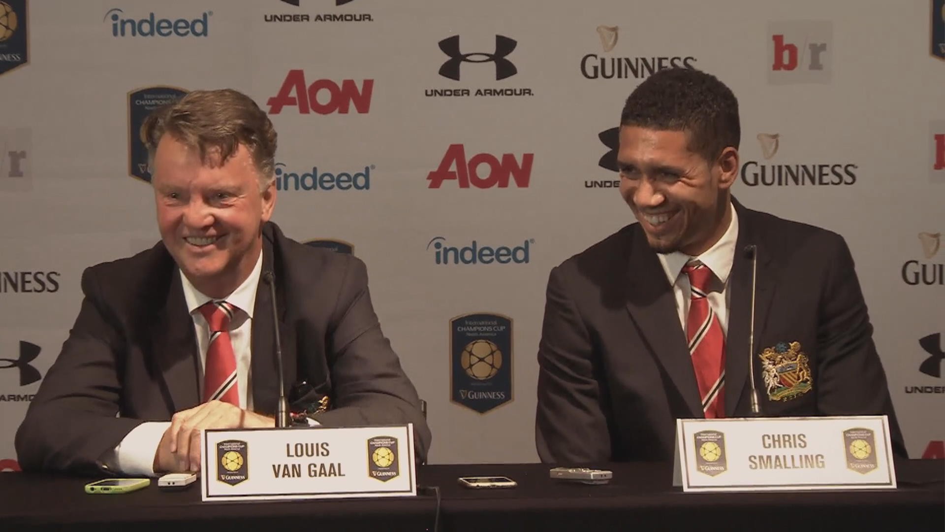 Chris Smalling: CĐV vẫn gọi tôi là “Mike”