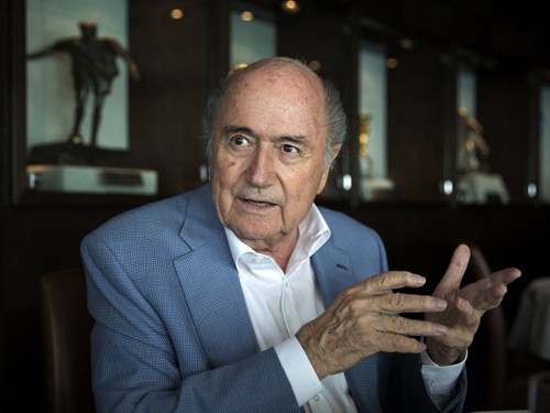 Sepp Blatter: Cháy nhà FIFA, ra mặt... Platini
