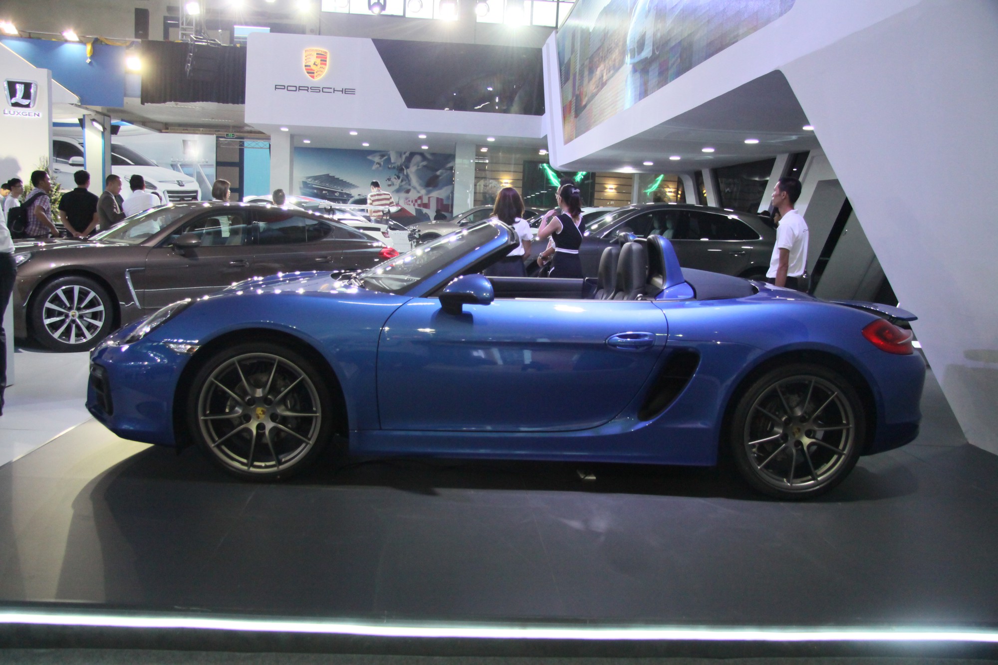 Ngắm Porsche Boxster mui trần thể thao
