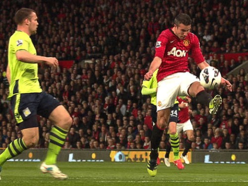 Sinh viên đại học Mỹ tái hiện siêu phẩm để đời của Van Persie