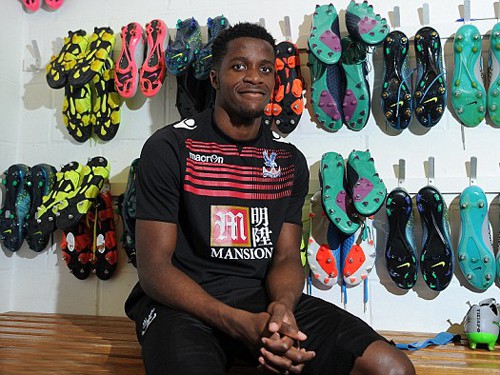 Wilfried Zaha: Chưa từng gặp, sao có thể ngủ với con gái Moyes?