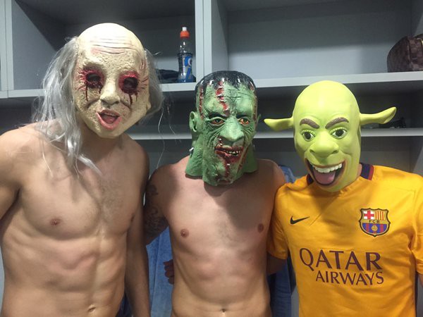 Cầu thủ Barca làm náo loạn đường phố vì hóa thân trong lễ Haloween