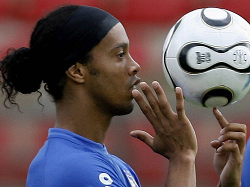 Ronaldinho sang Nhật mở học viện bóng đá