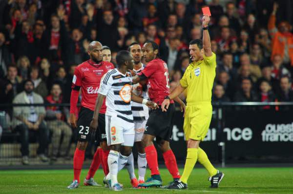 Cả giận mất khôn cầu thủ Ligue 1 lĩnh thẻ đỏ vì hành vi thô bạo