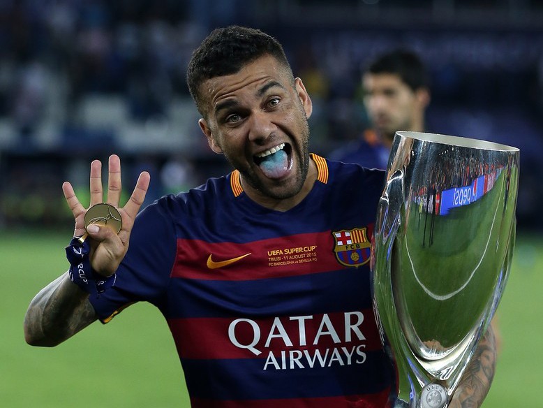 Dani Alves: Chạm mốc 400 trận La Liga