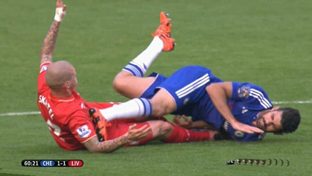 Tình huống cố đấm ăn xôi của Diego Costa với Skrtel