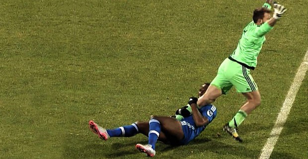 Rớt nước mắt với pha phạm lỗi siêu hài của Drogba