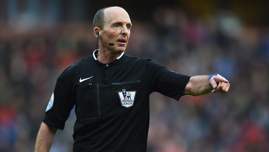 Câu chuyện BBC và trọng tài Mike Dean: Nhầm vai!