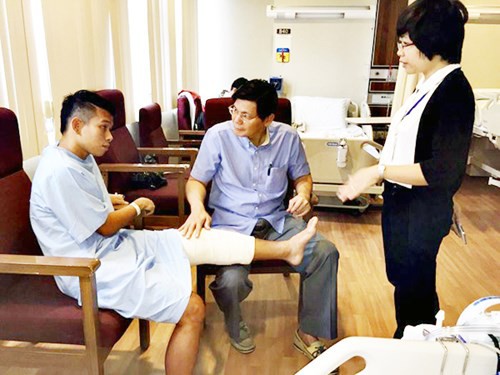 Anh Khoa ở Singapore phẫu thuật: Phải tự túc sinh hoạt cá nhân trước, sau khi mổ