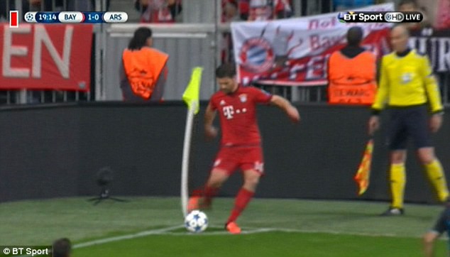 Tình huống đá phạt góc vô cùng nghiệp dư của Xabi Alonso