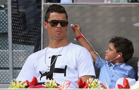 Cristiano Ronaldo: “Con trai tôi không cần mẹ, mình tôi là đủ rồi”