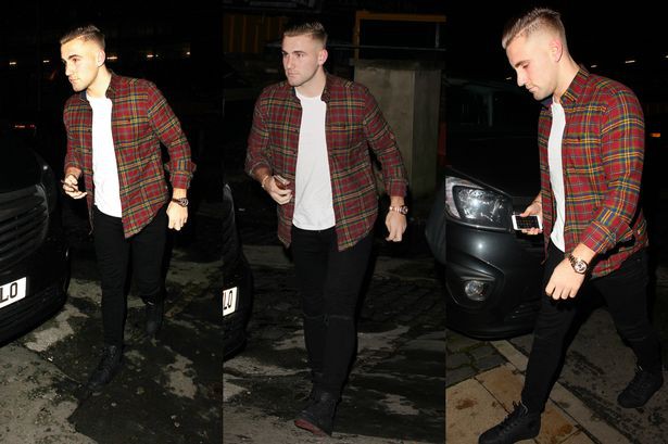 Hồi phục thần kì, Luke Shaw phăm phăm đi dự tiệc cùng Manchester United