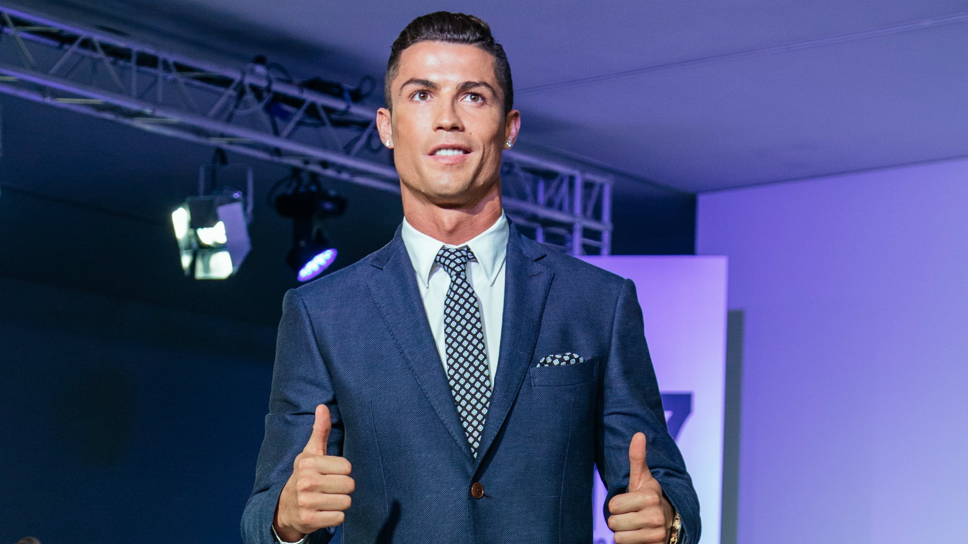 Ronaldo: “Tôi và Messi đâu phải là cái máy”