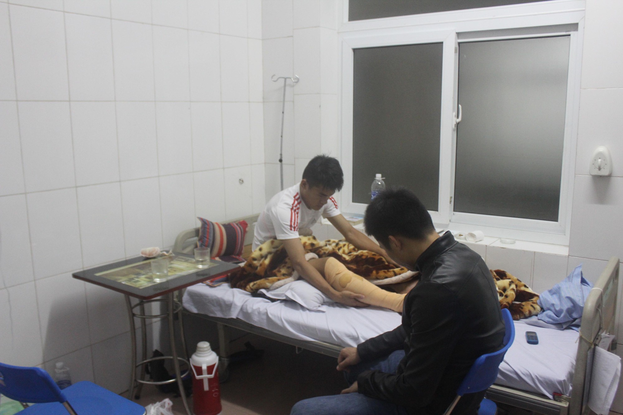 Trần Đình Đồng đền bù khi đá gãy chân Nguyễn Anh Hùng: Tình to hơn tiền